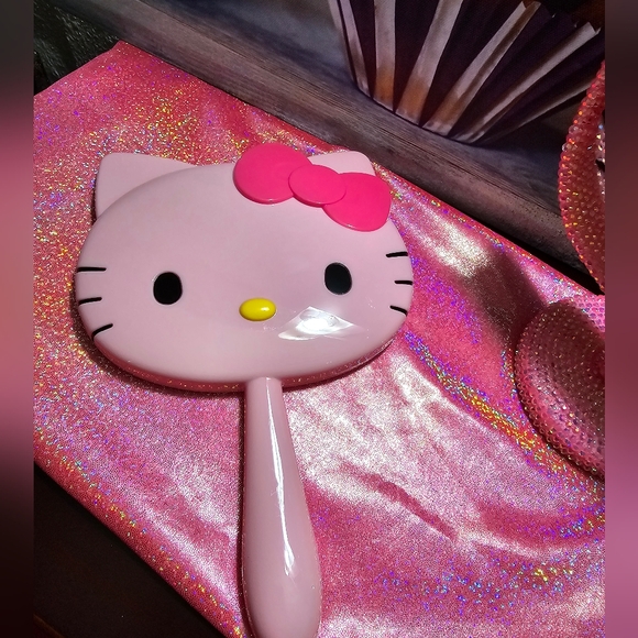 Hello Kitty Handheld Mirror! - Picture 2 of 6